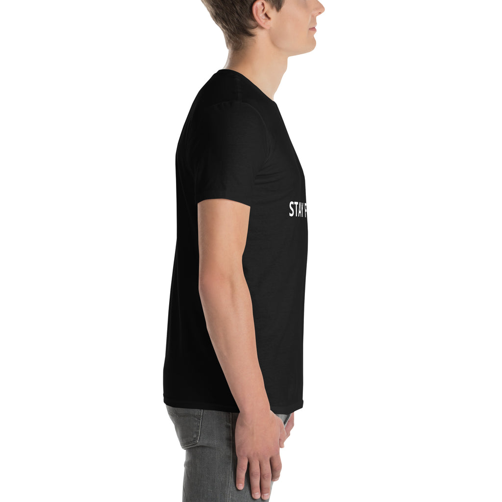 Tricou negru Gildan 64000 purtat de model ,vedere din lateral 