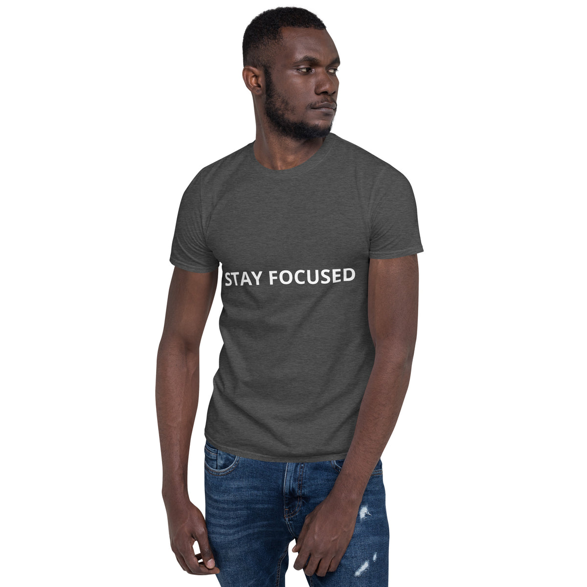 Tricou antracit Gildan 64000 cu inprimeu alb STAY FOCUSED purtat de model ,vedere din fata .
