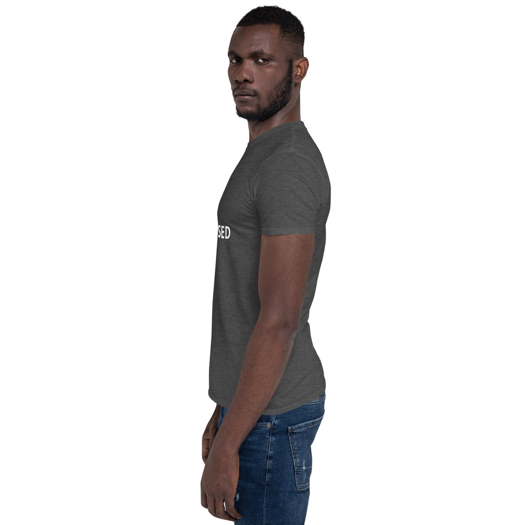 Tricou antracit Gildan 64000 purtat de model, vedere  din lateral 