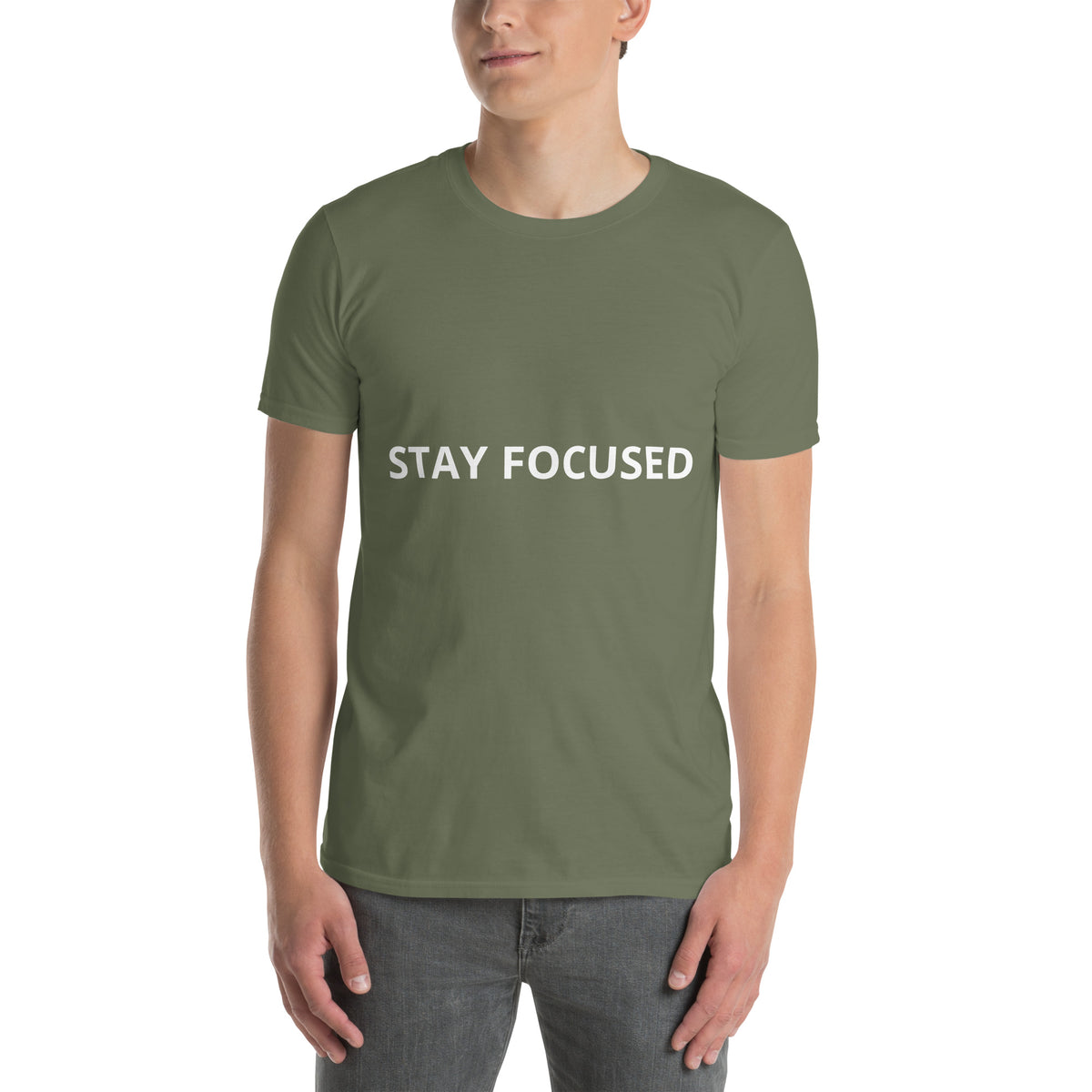 Tricou verde militar Gildan 64000 cu inprimeu alb STAY FOCUSED ,purtat de model ,vedere din fata 