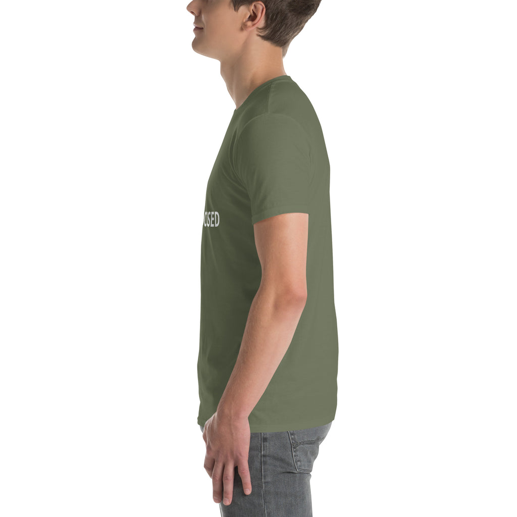 Tricou verde militar  Gildan 64000 purtat de model ,vedere din lateral 