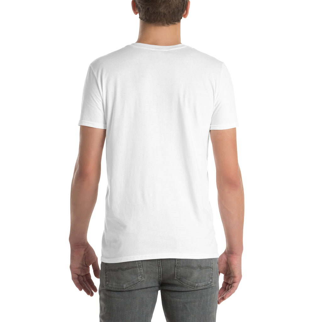 tricou ajb gildan 64000 purtat de model ,vedere din spate ,frara inprimeu pe spate  
 