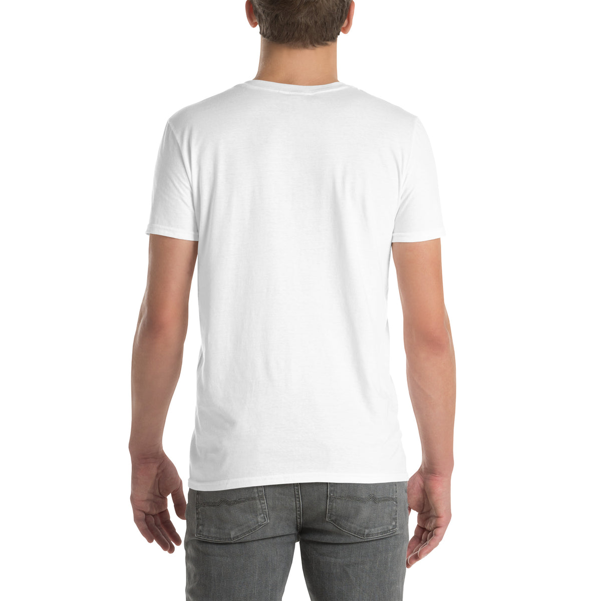 tricou ajb gildan 64000 purtat de model ,vedere din spate ,frara inprimeu pe spate  
 